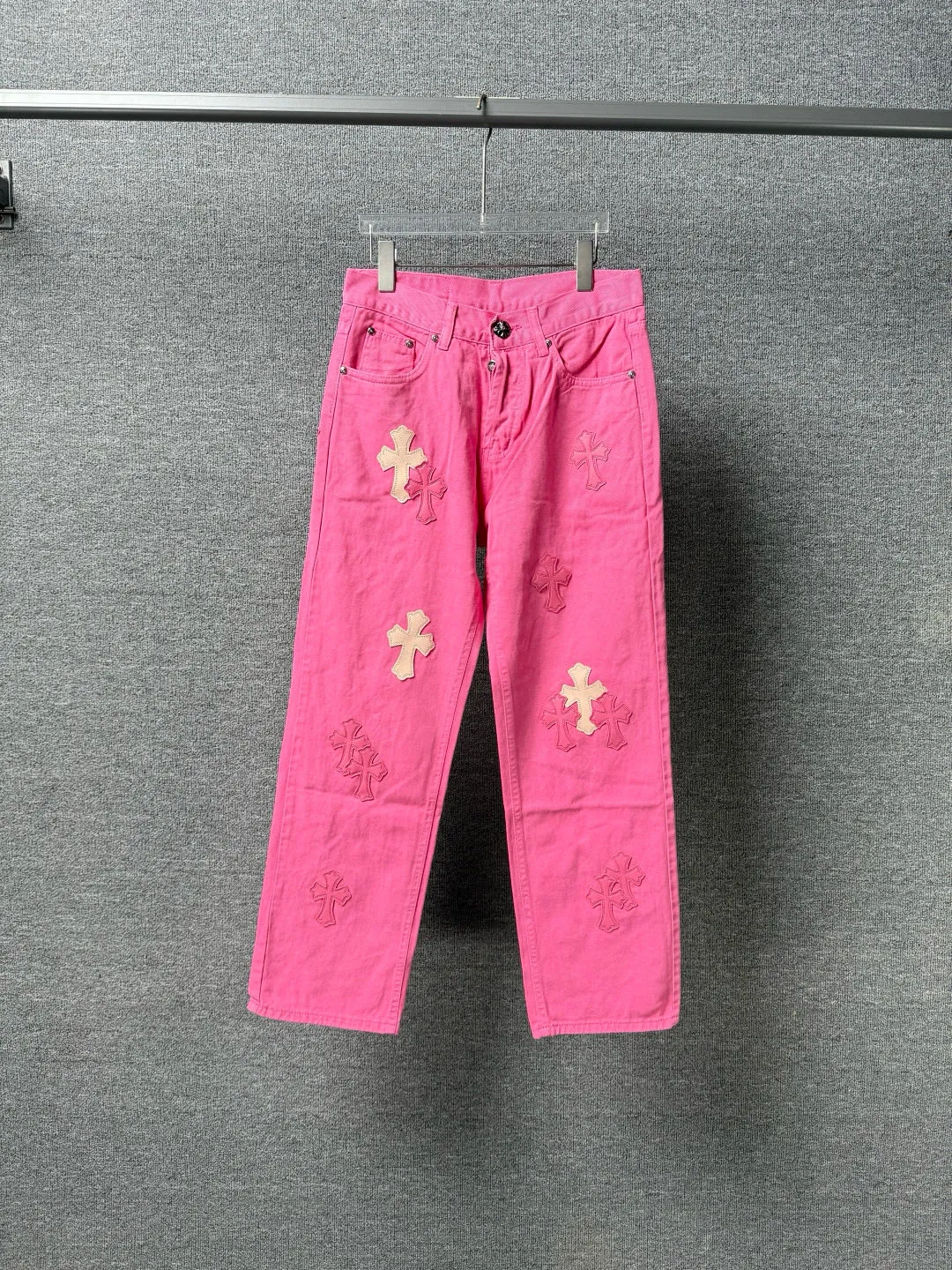 P270 💰 (Top version) CHROME HEARTS 25ss dopamine light pink cross leather washed jeans - Full of exploring the ultimate in fashion, Chrome Hearts' new Chrome Hearts pants not only present a unique style, the fresh ice blue looks particularly youthful and energetic. The mid-high waist design is paired with a lazy and casual style, which not only shows long legs but also maintains a casual feel. It is a must-have fashion choice for trendy men and trendy women. Color: Dopamine powder Size: 28-30-32-34 (corresponds to S-M-L-XL)